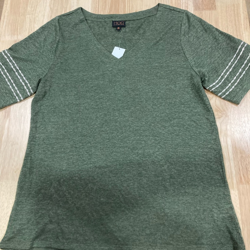 🩵 2/$15 MODLusive Green V-Neck T-Shirt with Embroidered Striped Sleeves Size XL